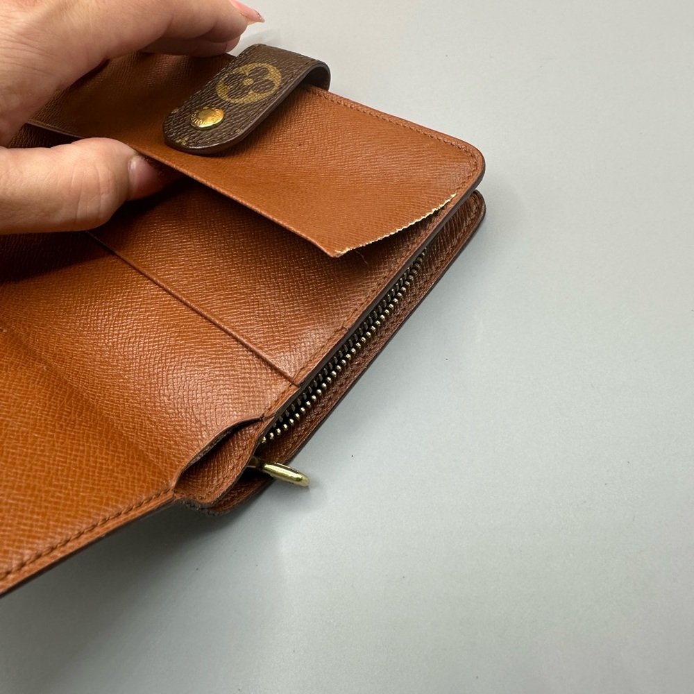 Louis Vuitton • Porte Papier Zippe Bifold Wallet - Picture 5 of 10